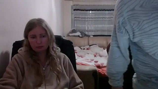 Snapshot of PeterAndJen chatting on February 22, 7:36 pm PeterAndJen online show from February 22, 7:36 pm
