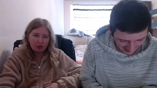 Snapshot of PeterAndJen chatting on February 24, 10:37 am PeterAndJen online show from February 24, 10:37 am