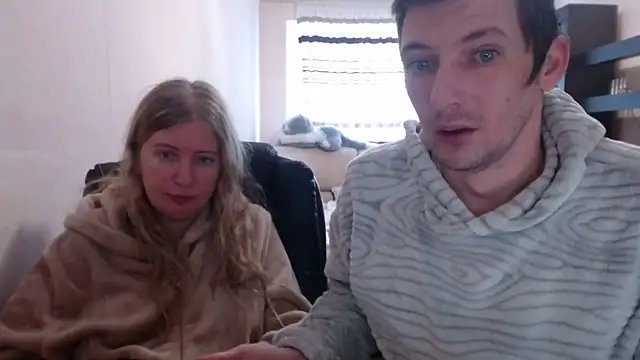 Snapshot of PeterAndJen chatting on February 25, 10:04 am PeterAndJen online show from February 25, 10:04 am