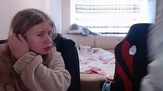 Snapshot of PeterAndJen chatting on February 26, 6:37 am PeterAndJen online show from February 26, 6:37 am