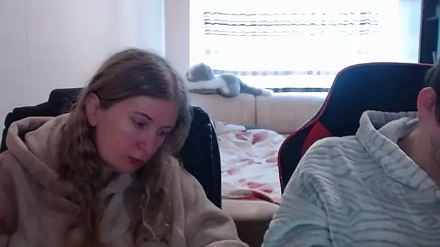 Snapshot of PeterAndJen chatting on February 26, 9:42 am PeterAndJen online show from February 26, 9:42 am