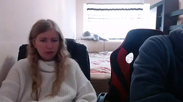 Snapshot of PeterAndJen chatting on March 4, 8:46 am PeterAndJen online show from March 4, 8:46 am