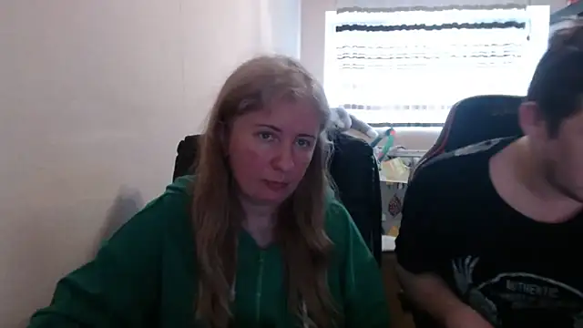Snapshot of PeterAndJen chatting on April 18, 7:58 pm PeterAndJen online show from April 18, 7:58 pm