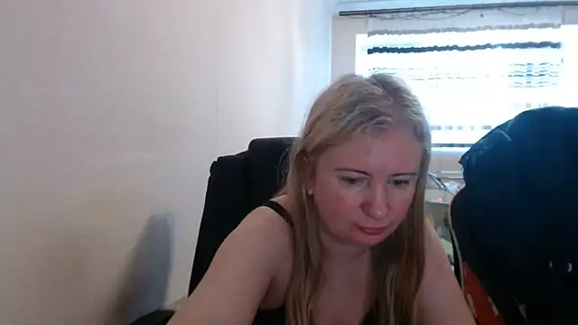 Snapshot of PeterAndJen chatting on June 18, 6:02 am PeterAndJen online show from June 18, 6:02 am