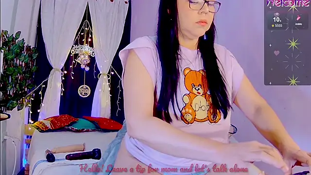 Snapshot of Mommy-pervert chatting on December 1, 10:43 pm Mommy-pervert online show from December 1, 10:43 pm