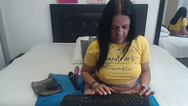 katiehotx online show from October 24, 2:24 pm