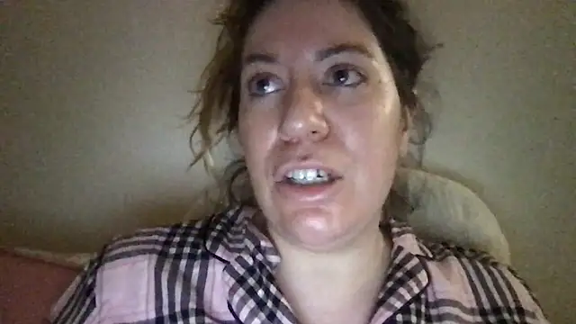 Snapshot of HYPHYtype chatting on March 11, 9:34 am HYPHYtype online show from March 11, 9:34 am