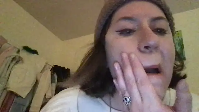 Snapshot of HYPHYtype chatting on December 3, 2:19 am HYPHYtype online show from December 3, 2:19 am