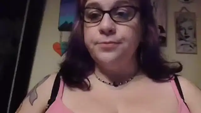 Snapshot of GothyBaby chatting on April 11, 10:25 pm GothyBaby online show from April 11, 10:25 pm