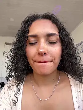 Snapshot of Lucy_Marin chatting on December 11, 9:34 pm Lucy Marin online show from December 11, 9:34 pm