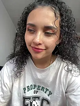 Snapshot of Lucy_Marin chatting on February 5, 10:01 pm Lucy Marin online show from February 5, 10:01 pm