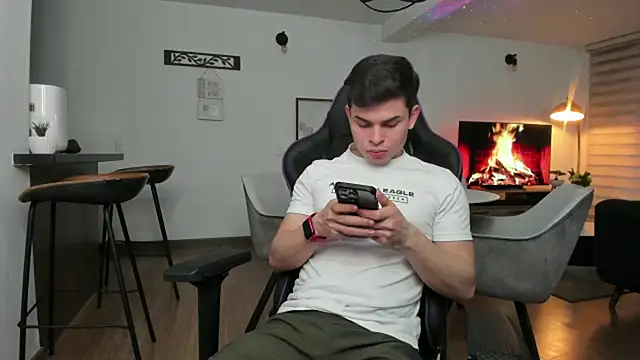 Snapshot of alejooo_twink chatting on February 25, 9:57 pm alejooo twink online show from February 25, 9:57 pm