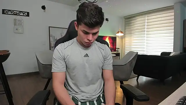 Snapshot of alejooo_twink chatting on February 27, 6:42 pm alejooo twink online show from February 27, 6:42 pm