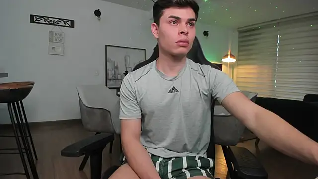 Snapshot of alejooo_twink chatting on February 27, 9:47 pm alejooo twink online show from February 27, 9:47 pm