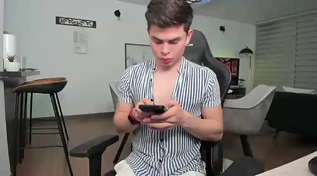 Snapshot of alejooo_twink chatting on March 1, 6:35 am alejooo twink online show from March 1, 6:35 am