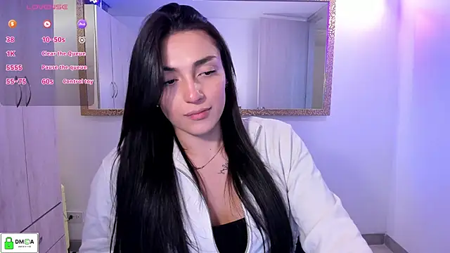 Snapshot of EricaVanderhill chatting on April 7, 1:06 am EricaVanderhill online show from April 7, 1:06 am