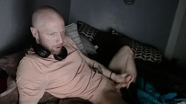 Snapshot of MaxRouger chatting on March 13, 10:05 am MaxRouger online show from March 13, 10:05 am