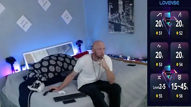 Snapshot of MaxRouger chatting on October 3, 6:43 am MaxRouger online show from October 3, 6:43 am