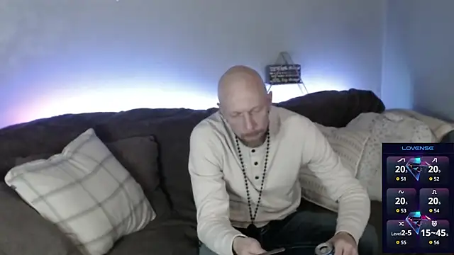 Snapshot of MaxRouger chatting on October 31, 6:47 am MaxRouger online show from October 31, 6:47 am