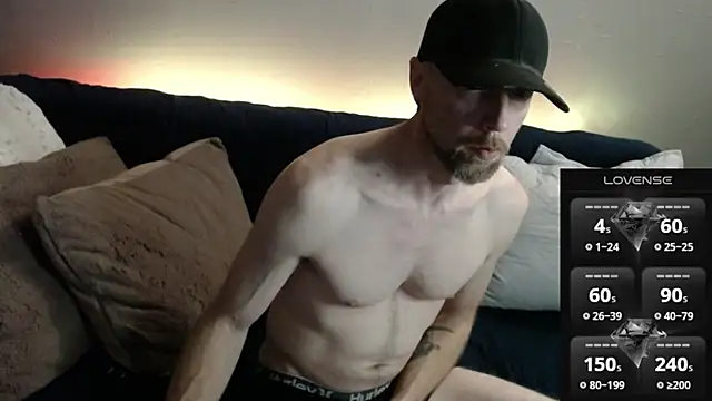 Snapshot of MaxRouger chatting on December 1, 1:43 am MaxRouger online show from December 1, 1:43 am