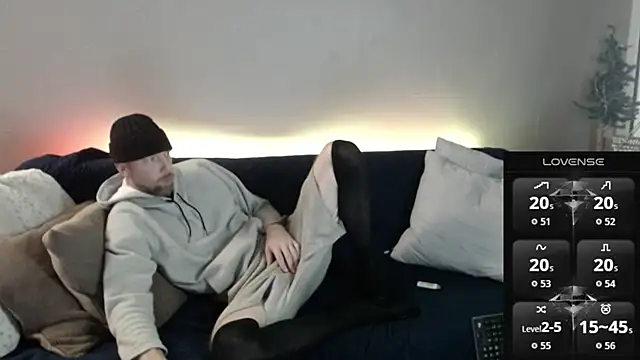 Snapshot of MaxRouger chatting on December 1, 10:48 pm MaxRouger online show from December 1, 10:48 pm