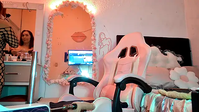 Snapshot of Dulce_Maria05 chatting on March 6, 12:32 am Dulce Maria05 online show from March 6, 12:32 am