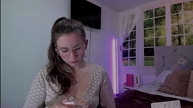 vanessabrown  online show from April 17, 2:53 pm