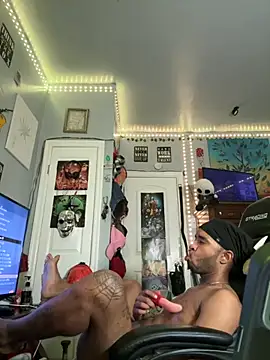 Snapshot of spideyzaddy chatting on September 19, 6:37 am spideyzaddy online show from September 19, 6:37 am