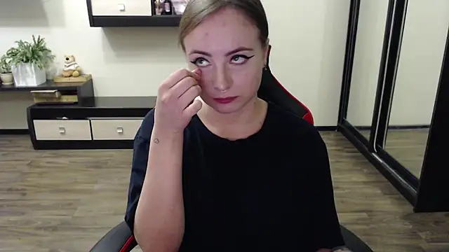 Snapshot of Laralianna chatting on September 21, 10:17 am Laralianna online show from September 21, 10:17 am