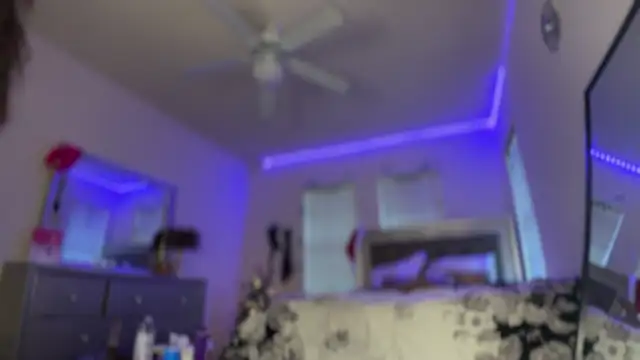Snapshot of rennibear chatting on December 6, 9:24 pm rennibear online show from December 6, 9:24 pm