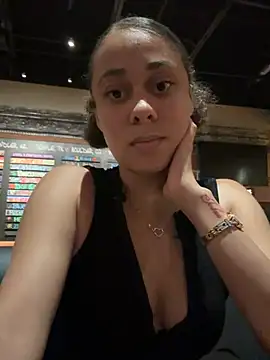 Snapshot of rennibear chatting on July 2, 4:51 am rennibear online show from July 2, 4:51 am