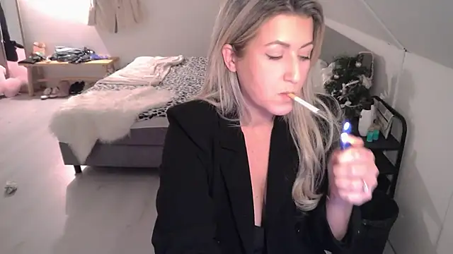 Snapshot of TessToy chatting on December 9, 6:25 pm TessToy online show from December 9, 6:25 pm
