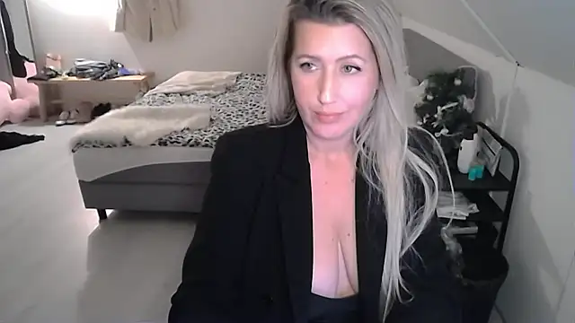 Snapshot of TessToy chatting on December 10, 5:55 pm TessToy online show from December 10, 5:55 pm