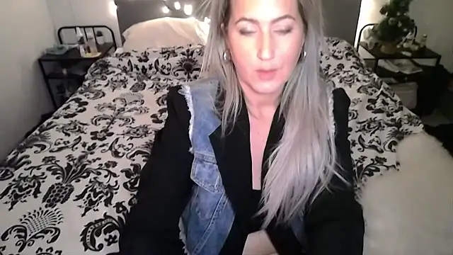 Snapshot of TessToy chatting on January 13, 5:23 pm TessToy online show from January 13, 5:23 pm