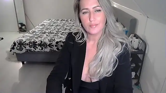 Snapshot of TessToy chatting on February 3, 6:39 pm TessToy online show from February 3, 6:39 pm