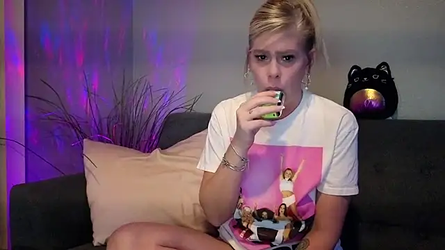 Snapshot of Lexi_Shocker chatting on September 26, 5:55 am Lexi Shocker online show from September 26, 5:55 am