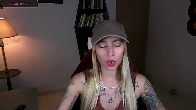 Snapshot of Saucy_Jenn chatting on October 26, 2:39 am Saucy Jenn online show from October 26, 2:39 am