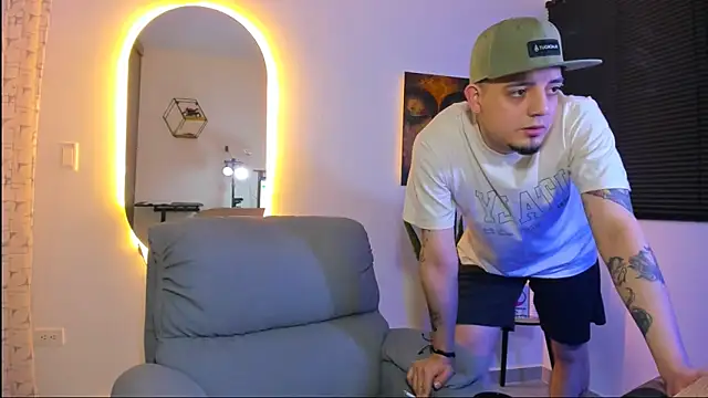 Snapshot of alejandro_calderon1 chatting on February 6, 3:44 am alejandro calderon1 online show from February 6, 3:44 am