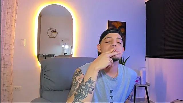 Snapshot of alejandro_calderon1 chatting on February 7, 3:43 am alejandro calderon1 online show from February 7, 3:43 am