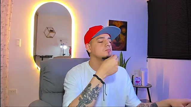 Snapshot of alejandro_calderon1 chatting on February 10, 5:55 am alejandro calderon1 online show from February 10, 5:55 am