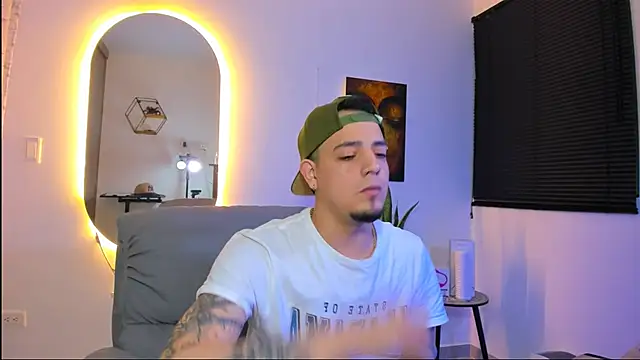 Snapshot of alejandro_calderon1 chatting on February 13, 6:42 am alejandro calderon1 online show from February 13, 6:42 am