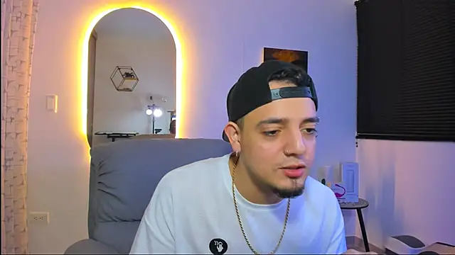 Snapshot of alejandro_calderon1 chatting on February 17, 4:09 am alejandro calderon1 online show from February 17, 4:09 am