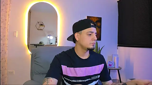 Snapshot of alejandro_calderon1 chatting on February 19, 4:19 am alejandro calderon1 online show from February 19, 4:19 am