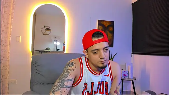 Snapshot of alejandro_calderon1 chatting on February 21, 4:02 am alejandro calderon1 online show from February 21, 4:02 am