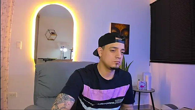 Snapshot of alejandro_calderon1 chatting on February 22, 7:40 am alejandro calderon1 online show from February 22, 7:40 am