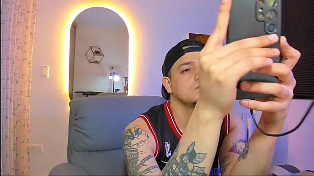 Snapshot of alejandro_calderon1 chatting on February 23, 3:37 am alejandro calderon1 online show from February 23, 3:37 am