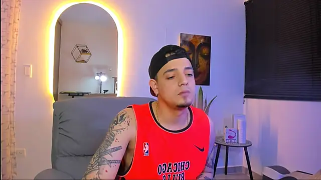 Snapshot of alejandro_calderon1 chatting on February 25, 5:06 am alejandro calderon1 online show from February 25, 5:06 am