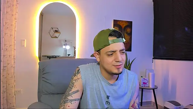 Snapshot of alejandro_calderon1 chatting on February 26, 6:01 am alejandro calderon1 online show from February 26, 6:01 am