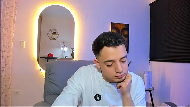 Snapshot of alejandro_calderon1 chatting on March 2, 9:05 am alejandro calderon1 online show from March 2, 9:05 am