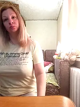 Snapshot of BustyBlond chatting on May 6, 4:30 am BustyBlond online show from May 6, 4:30 am